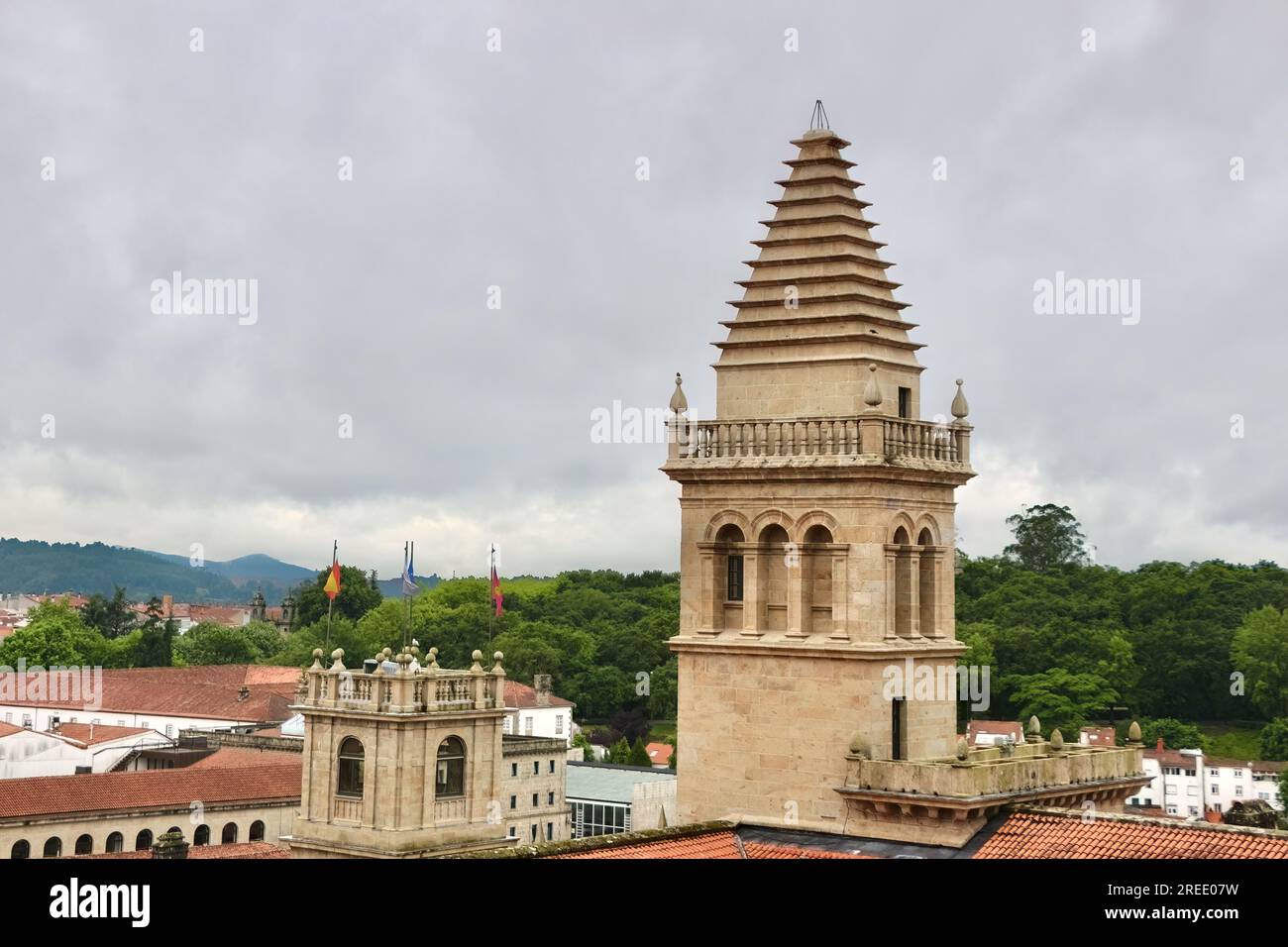 Vue sur le toit de l'une des tours en forme de pyramide de la cathédrale Santiago de Compostelle Galice Espagne Banque D'Images