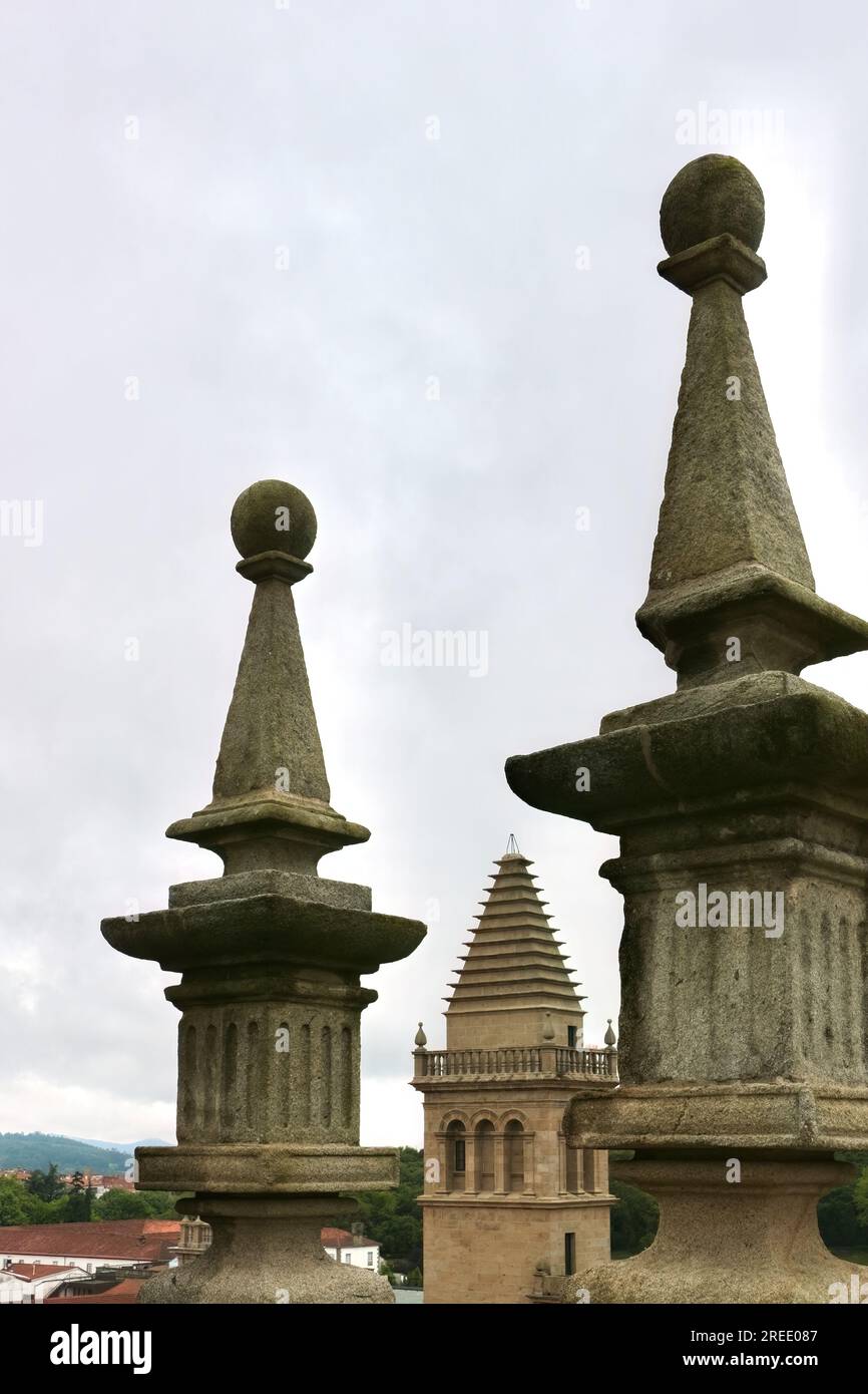 Vue sur le toit de l'une des tours en forme de pyramide de la cathédrale Santiago de Compostelle Galice Espagne Banque D'Images