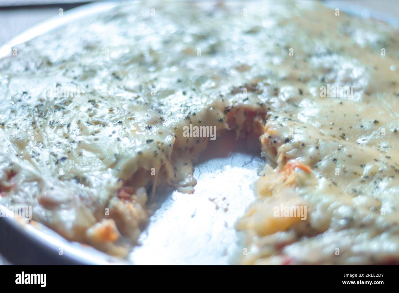 Pizza faite avec pâte de pommes de terre, fromage mangerican et origan, lumière naturelle, pizza maison, concept de cuisine simple. Banque D'Images
