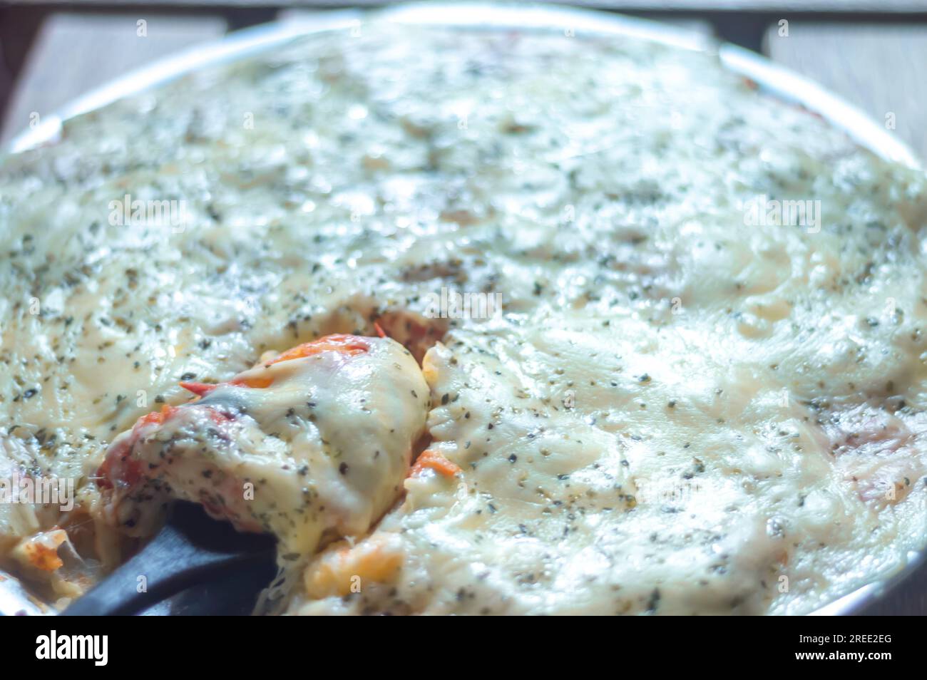 Pizza faite avec pâte de pommes de terre, fromage mangerican et origan, lumière naturelle, pizza maison, concept de cuisine simple. Banque D'Images