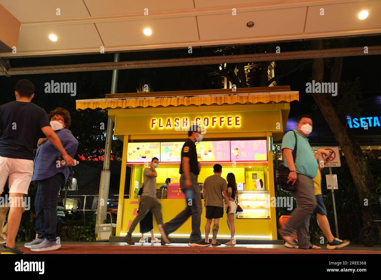 Vendeur de café de rue sur Orchard Road, la meilleure rue commerçante de Singapour Banque D'Images