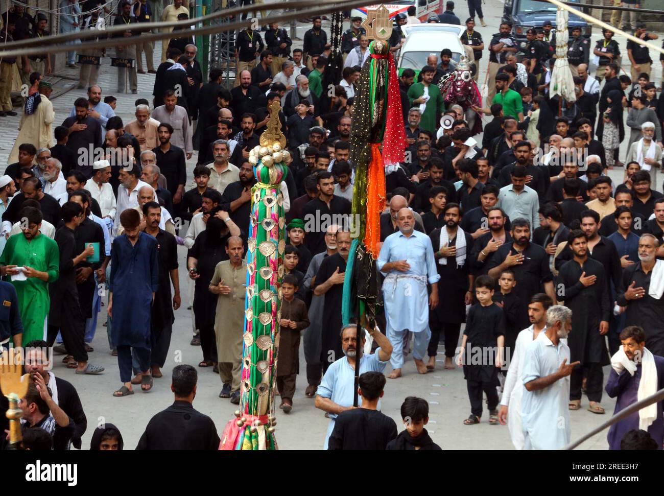 Les dévots de l'Imam Hussain (A.S) organisent une procession de deuil religieux en mémoire du martyre de Hazrat Imam Hussain (AS), petit-fils du Prophète Mohammad (PBUH), en liaison avec le 8e Muharram-ul-Haram, à Qissa Khuwani Bazar à Peshawar le jeudi 27 juillet 2023. Banque D'Images