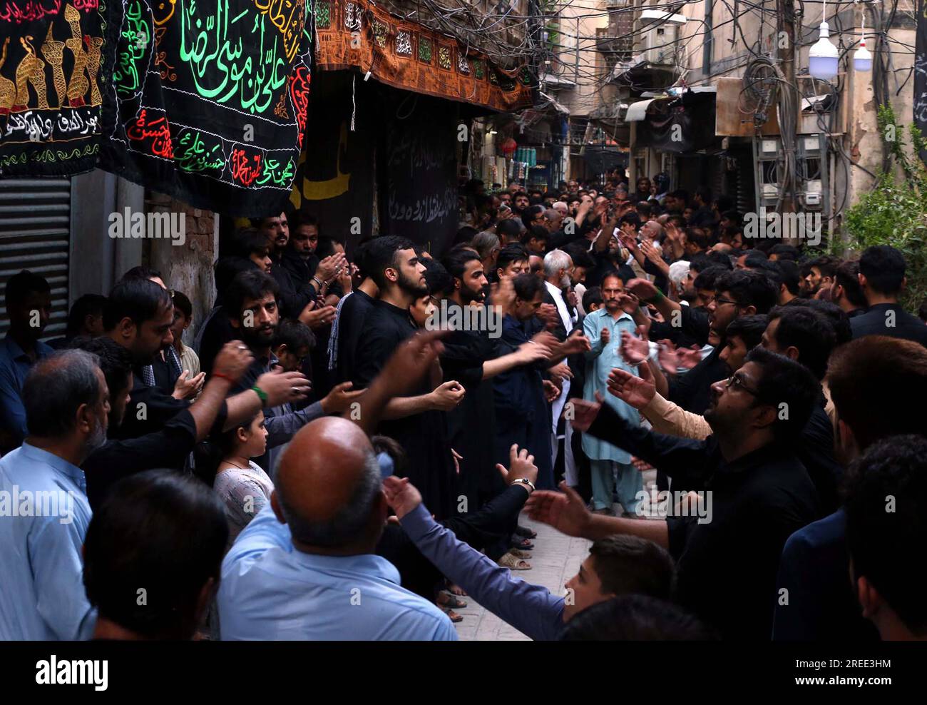 Les dévots de l'Imam Hussain (A.S) organisent une procession de deuil religieux en mémoire du martyre de Hazrat Imam Hussain (AS), petit-fils du Prophète Mohammad (PBUH), en liaison avec le 8e Muharram-ul-Haram, à Qissa Khuwani Bazar à Peshawar le jeudi 27 juillet 2023. Banque D'Images