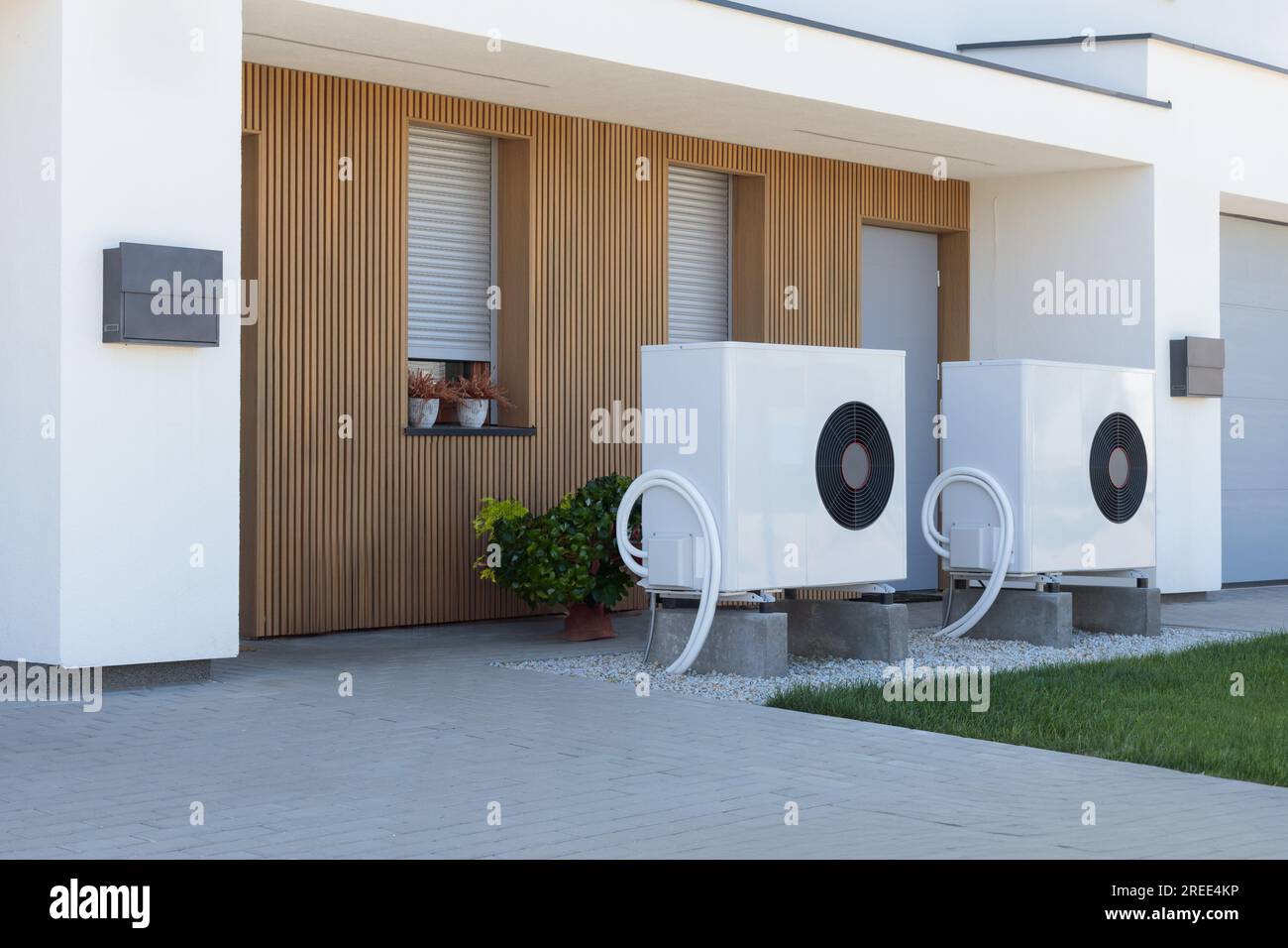 Une paire de thermopompes à air, une solution de chauffage domestique écologique, installée dans une propriété résidentielle contemporaine. Banque D'Images