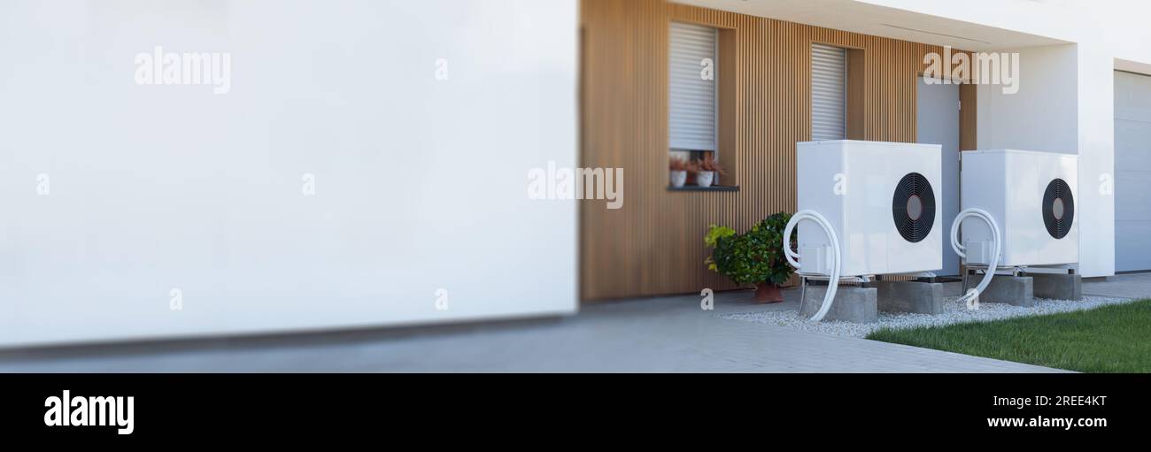 Les pompes à chaleur à source d’air, une solution de chauffage domestique écologique, installées dans une propriété résidentielle contemporaine. Espace de texte. Banque D'Images