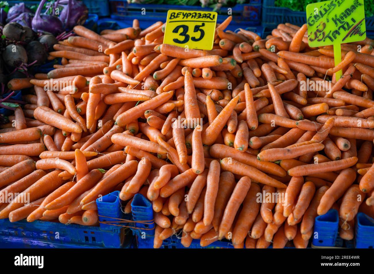 Vente de carottes dans le marché turc traditionnel de la ferme, un comptoir rempli de fruits frais Banque D'Images