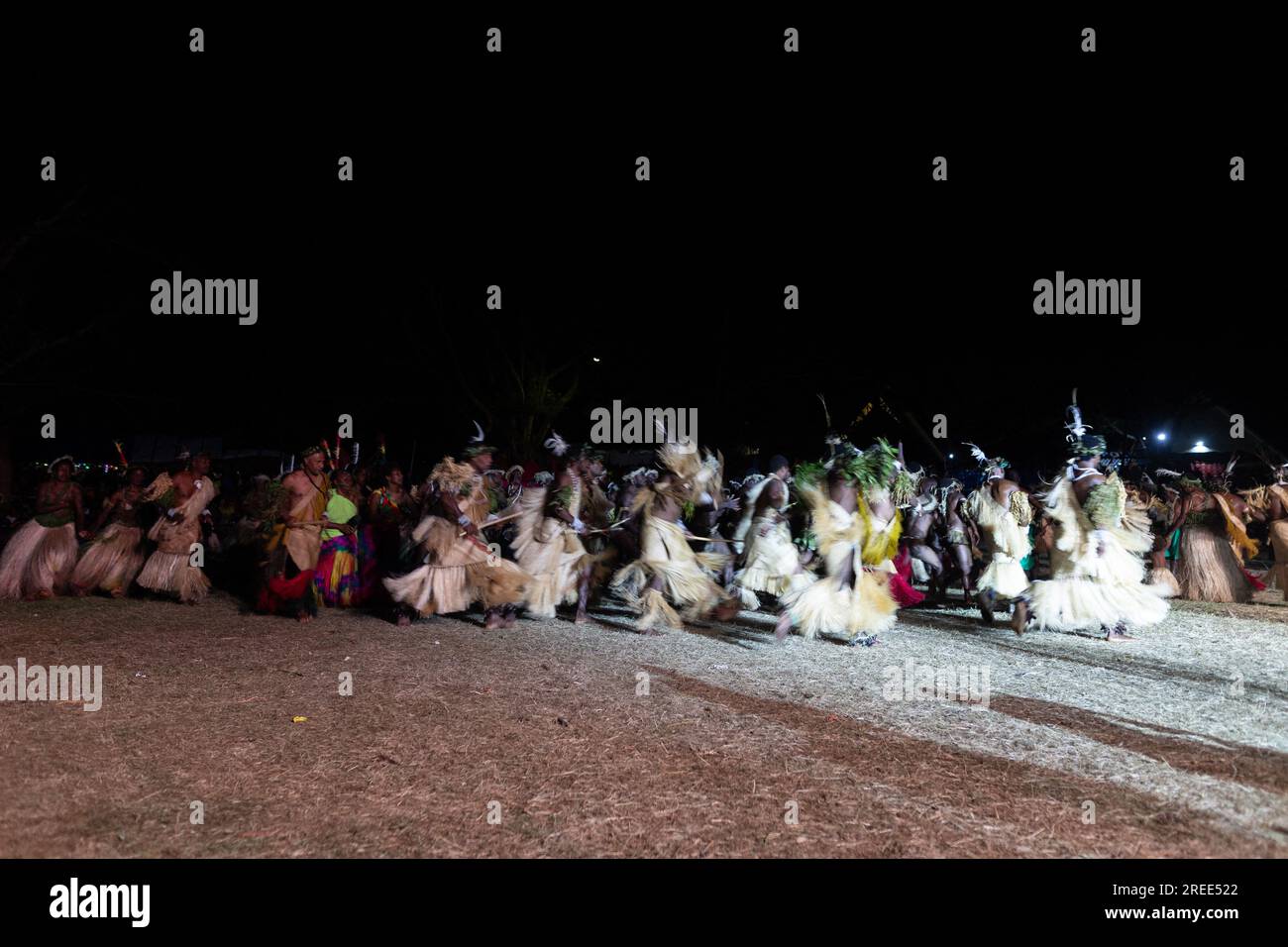 Port Vila, Vanuatu. 27 juillet 2023. Les gens en costume traditionnel dansent alors que le président français assiste au festival d'art mélanésien à Port Vila, Vanuatu, le 27 juillet 2023. Photo de Raphael Lafargue/ABACAPRESS.COM crédit : Abaca Press/Alamy Live News Banque D'Images