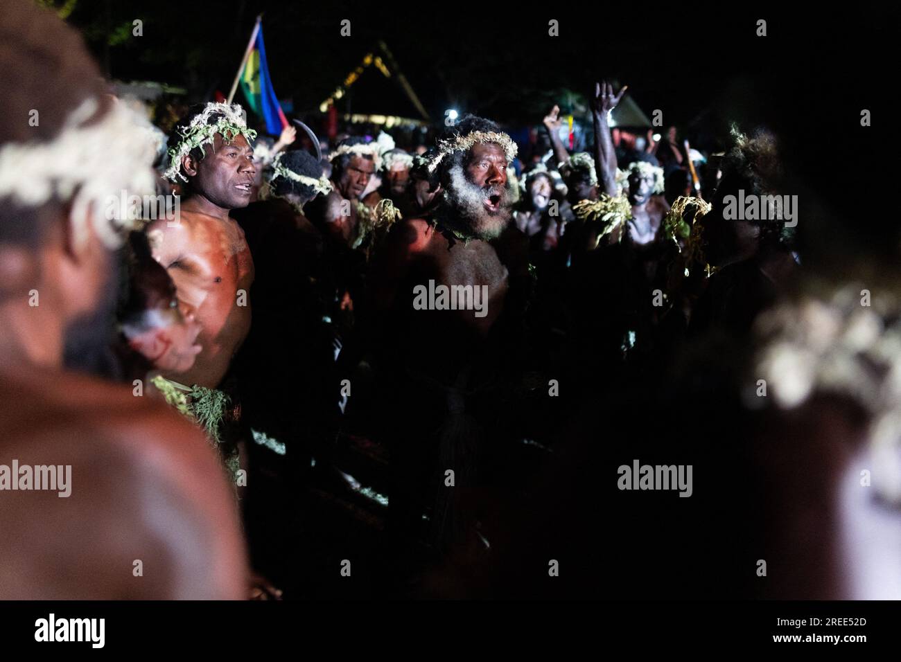 Port Vila, Vanuatu. 27 juillet 2023. Les gens en costume traditionnel dansent alors que le président français assiste au festival d'art mélanésien à Port Vila, Vanuatu, le 27 juillet 2023. Photo de Raphael Lafargue/ABACAPRESS.COM crédit : Abaca Press/Alamy Live News Banque D'Images