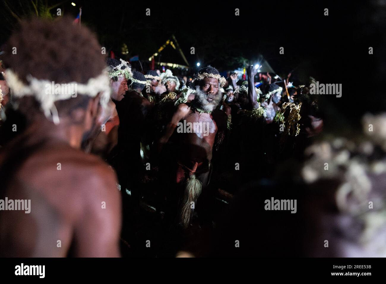 Port Vila, Vanuatu. 27 juillet 2023. Les gens en costume traditionnel dansent alors que le président français assiste au festival d'art mélanésien à Port Vila, Vanuatu, le 27 juillet 2023. Photo de Raphael Lafargue/ABACAPRESS.COM crédit : Abaca Press/Alamy Live News Banque D'Images