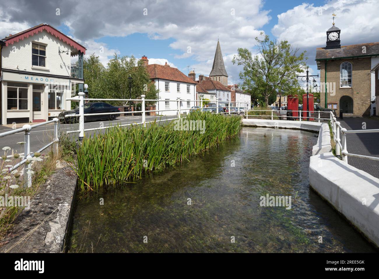 Vue le long de Stockbridge High Street avec River Test coulant à travers, Stockbridge, Test Valley, Hampshire, Angleterre, Royaume-Uni, Europe Banque D'Images
