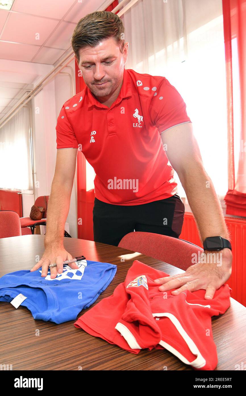 Cakovec, Croatie. 27 juillet 2023. Le légendaire joueur de l'équipe nationale anglaise Steven Gerrard signe des maillots avant le début du match amical avec le FK Rabotnicki Skopje à Cakovec, Croatie, le 27 juillet 2023. Photo : Vjeran Zganec Rogulja/PIXSELL crédit : Pixsell/Alamy Live News Banque D'Images