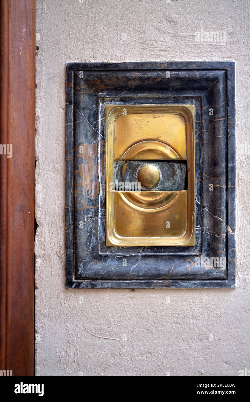 Sonnette de porte en laiton sur une propriété résidentielle à Marseille  france Photo Stock - Alamy