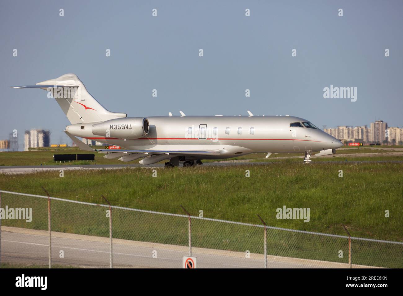 American Airlines, Airbus 220, N816AW, au roulage jusqu'à la piste 06L de l'aéroport Pearson de Toronto, Toronto Banque D'Images