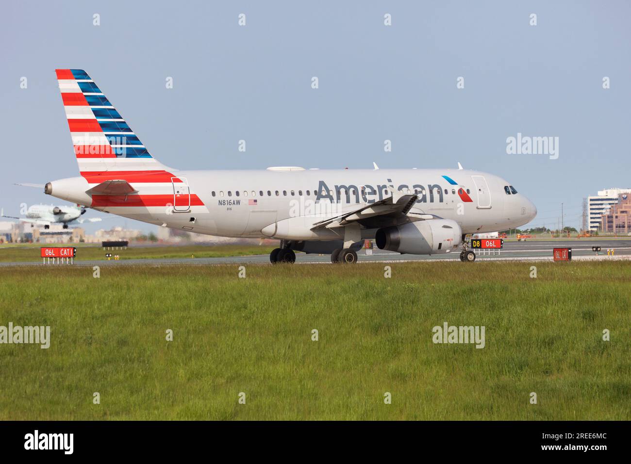 American Airlines, Airbus 220, N816AW, au roulage jusqu'à la piste 06L de l'aéroport Pearson de Toronto, Toronto Banque D'Images