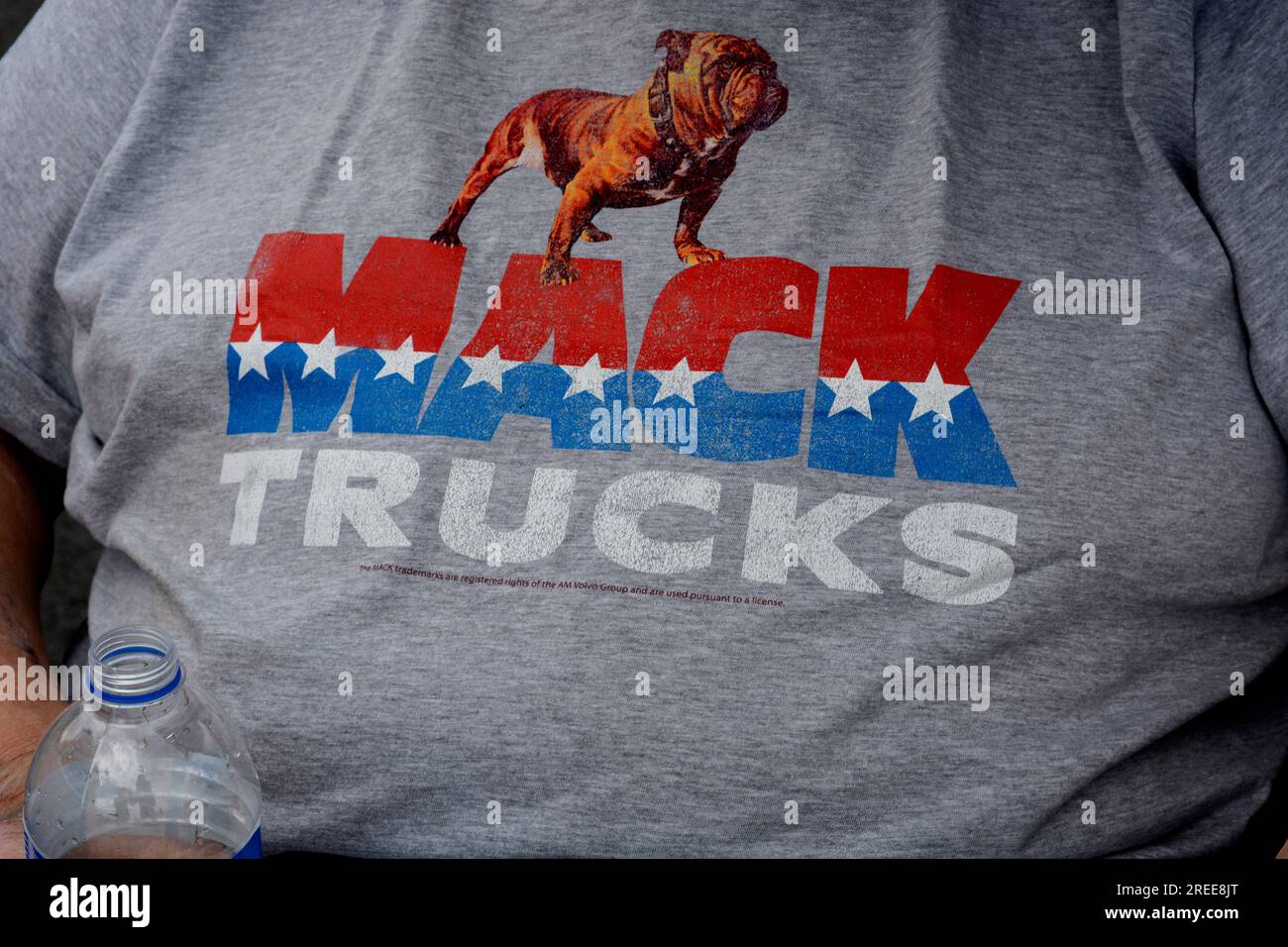 Un homme porte un T-shirt Mack Trucks à un salon automobile à Abingdon, en Virginie. Banque D'Images