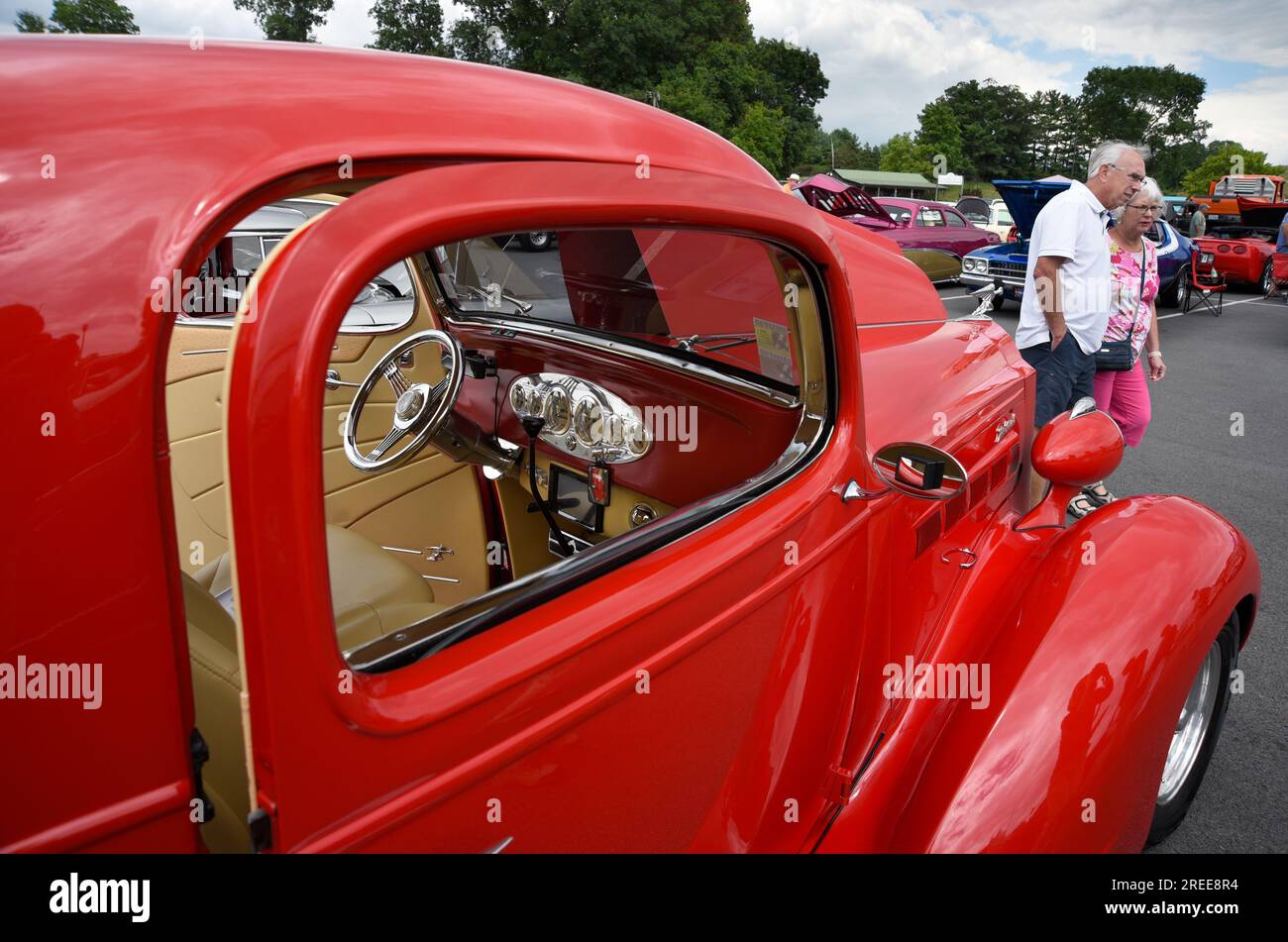 Les visiteurs d'un salon américain de voitures anciennes et personnalisées passent devant une automobile Packard personnalisée de 1937 Banque D'Images