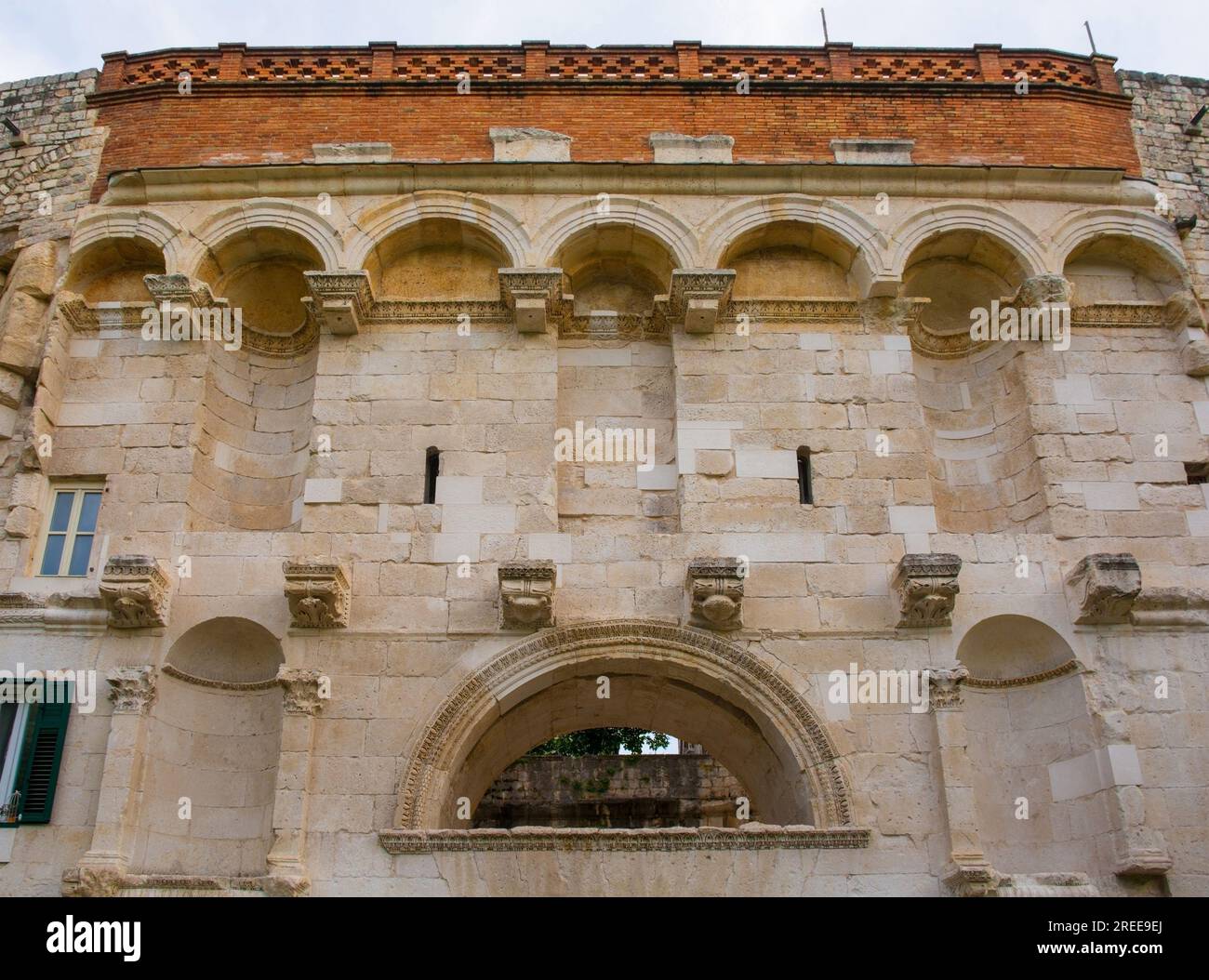 Porte d'or du 4e siècle dans les murs de la ville de Split en Croatie. Une partie du palais de Dioclétien. Aussi appelé Zlatna Vrata, Porta Aurea ou Northern Gate Banque D'Images Porte d'or du 4e siècle dans les murs de la ville de Split en Croatie. Une partie du palais de Dioclétien. Aussi appelé Zlatna Vrata, Porta Aurea ou Northern Gate Banque D'Images