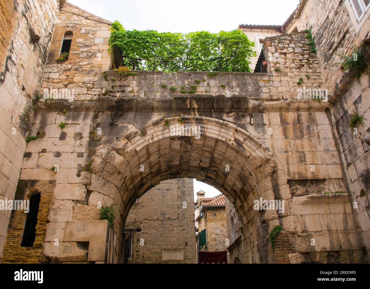 Arc intérieur de la porte d'or du 4e siècle dans les murs de la ville de Split, Croatie. Une partie du palais de Dioclétien. ALIAS Zlatna Vrata, Porta Aurea, porte nord Banque D'Images Arc intérieur de la porte d'or du 4e siècle dans les murs de la ville de Split, Croatie. Une partie du palais de Dioclétien. ALIAS Zlatna Vrata, Porta Aurea, porte nord Banque D'Images