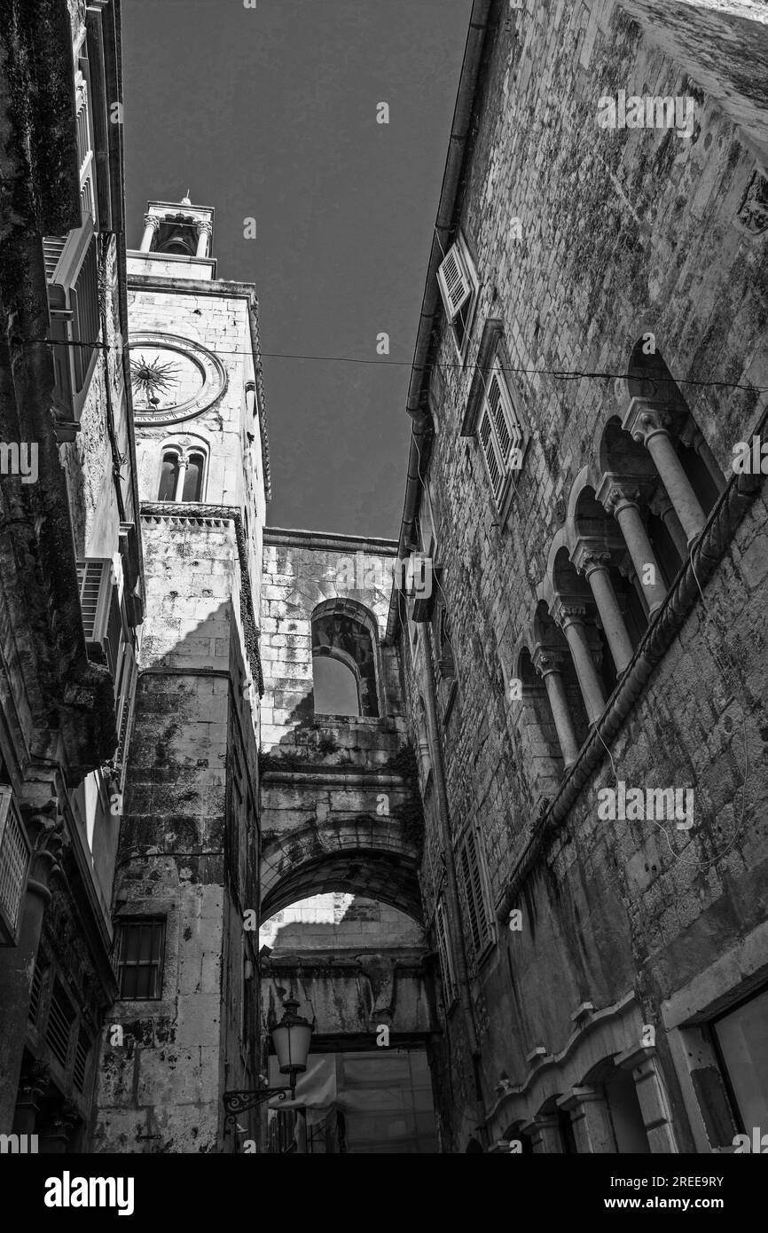 Tour de l'horloge de Pjaca et Zeljezna Vrata ou porte de fer vus de l'historique Narodni Trg - place du peuple - à Split, Croatie. Palais Cyprian sur la droite Banque D'Images