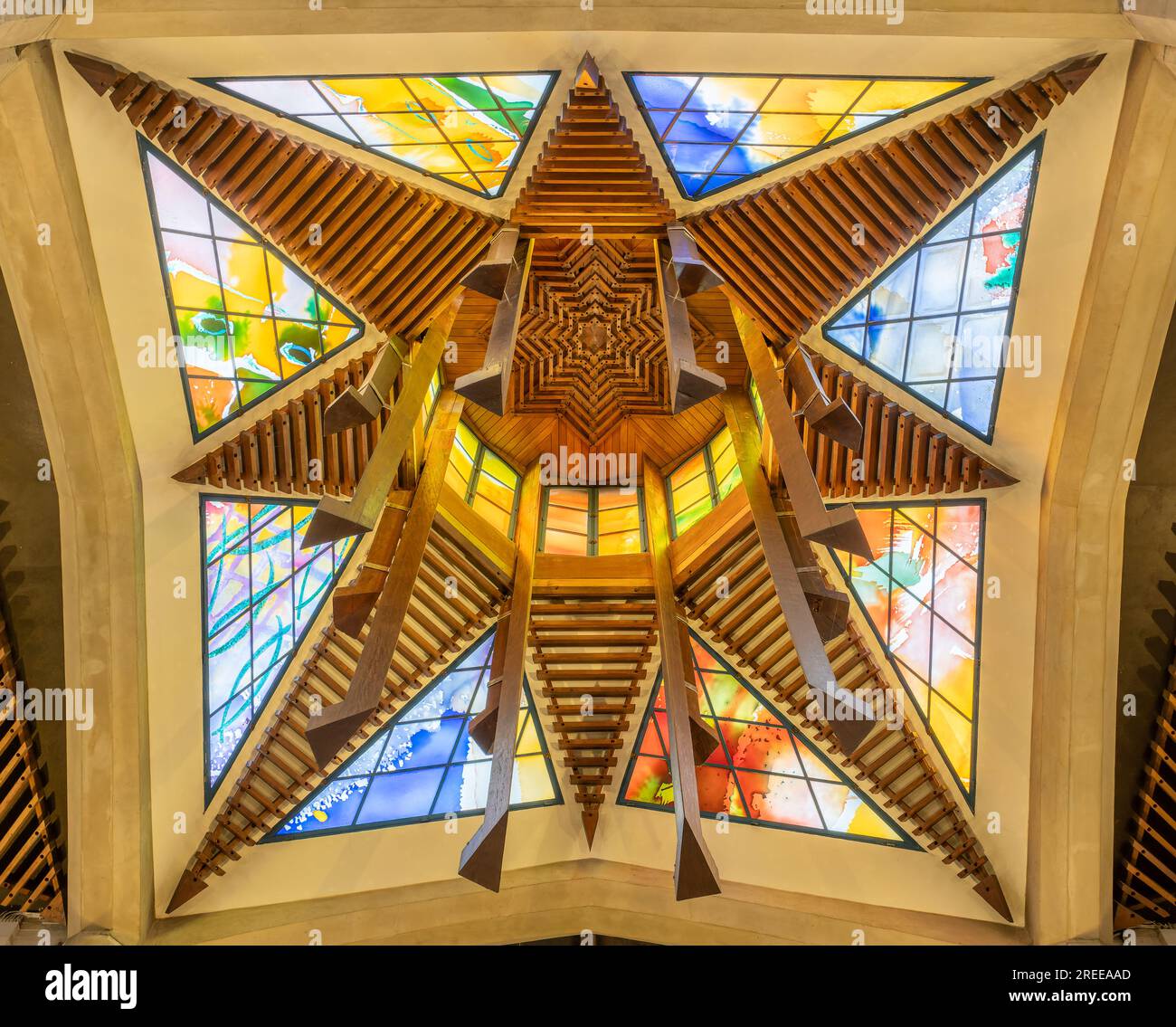 La tour de lanterne avec vitrail de design abstrait à l'intérieur de la cathédrale de Sheffield, Sheffield, South Yorkshire, Royaume-Uni, le 24 juillet 2023 Banque D'Images