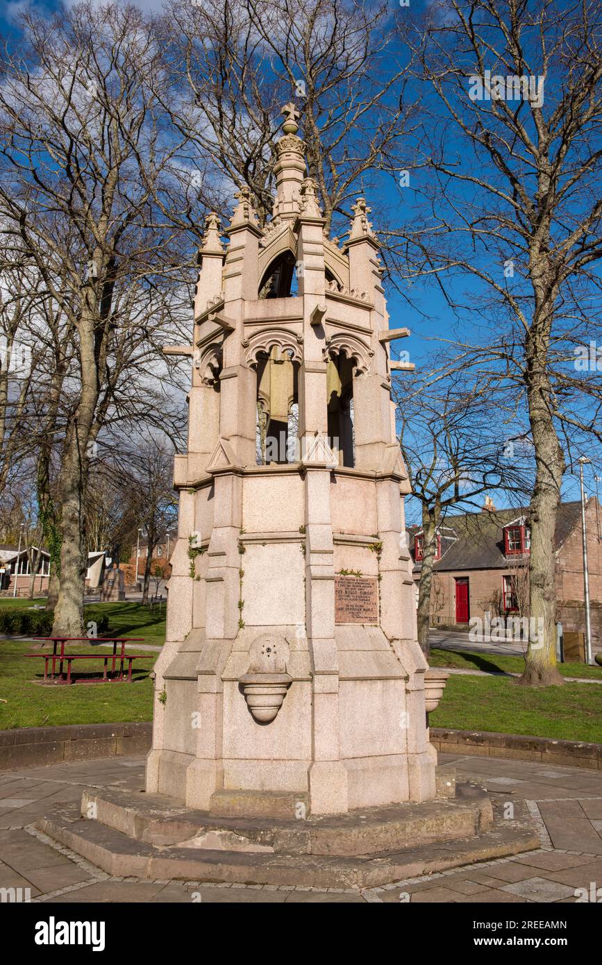 Dalhousie Memorial Fountain, St Ninian's Square, Brechin, Angus, Écosse. Lady Christian Maule avait cette fontaine à boire de style gothique ornée commis Banque D'Images