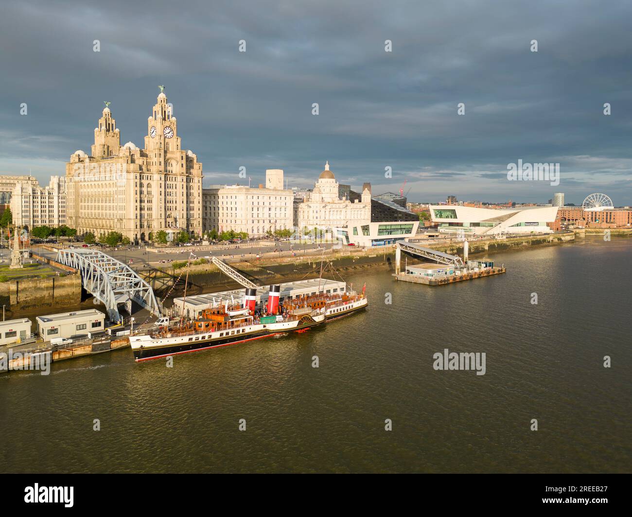 Le bateau à vapeur MS Waverley était amarré près du Liver Building, Pier Head, Liverpool, Angleterre Banque D'Images