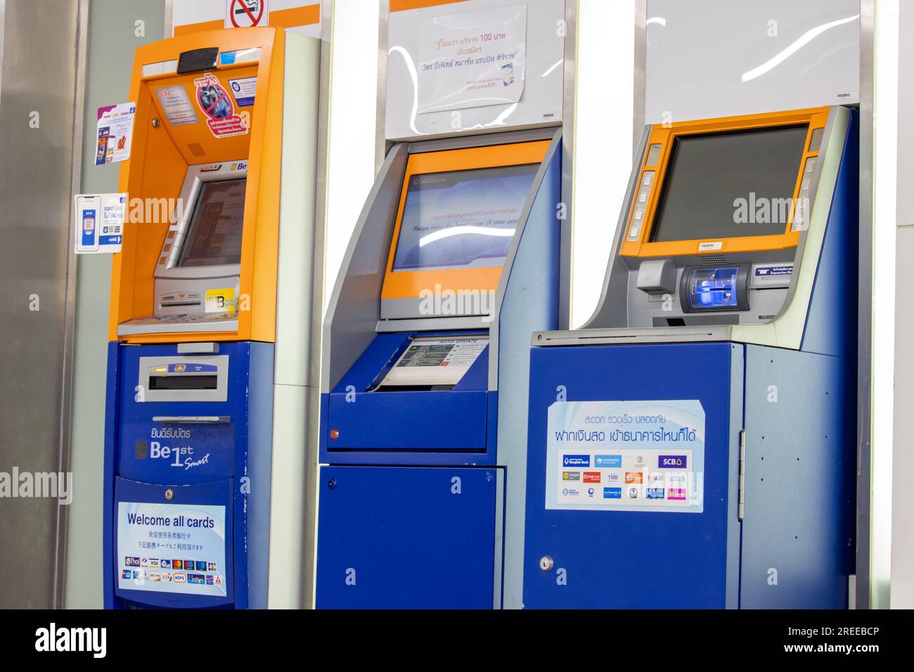 BANGKOK, THAÏLANDE, 26 2023 FÉVRIER, distributeurs automatiques de billets dans une rangée contre le mur Banque D'Images