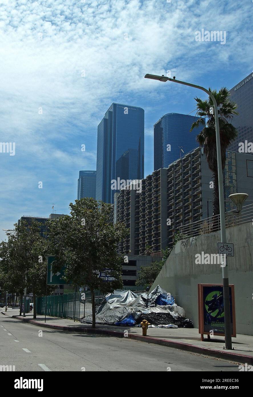 Bâches en plastique sur le trottoir du centre-ville de Los Angeles, Californie Banque D'Images