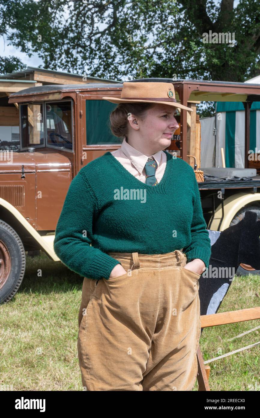 The New Forest and Hampshire County Show en Angleterre, Royaume-Uni, juillet 2023. Femme habillée en tenue d'armée de terre de guerre, filles de terre Banque D'Images