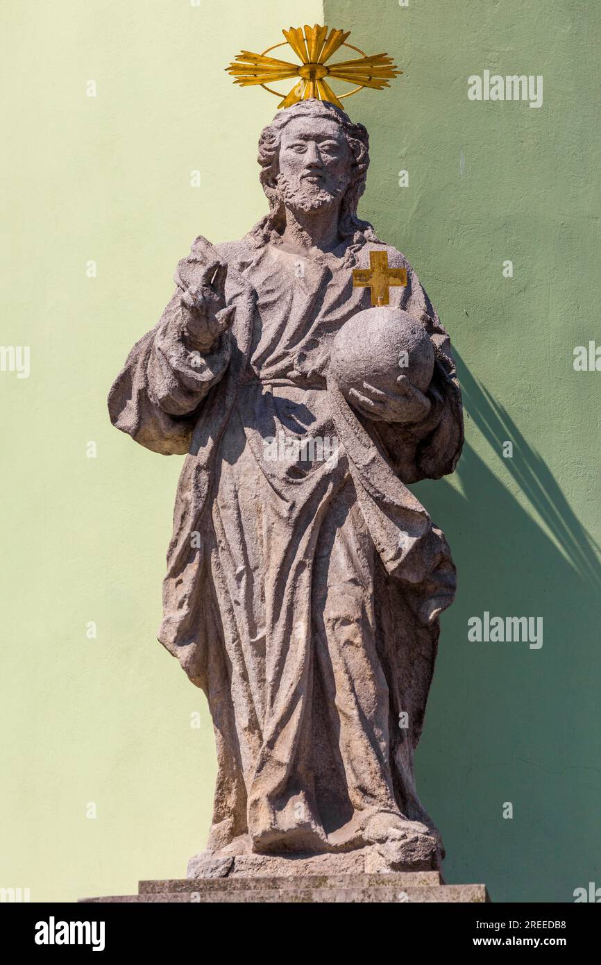 Figure baroque du Christ Salvator Mundi du 18e siècle à l'angle d'un immeuble à Nysa. Banque D'Images