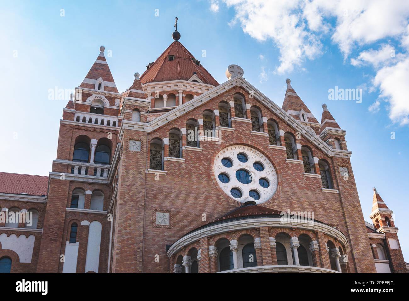 L'église votive et la cathédrale notre-Dame de Hongrie sont une église à deux branches à Szeged. Il se trouve sur la place Dóm à côté de la tour Dömötör. Banque D'Images