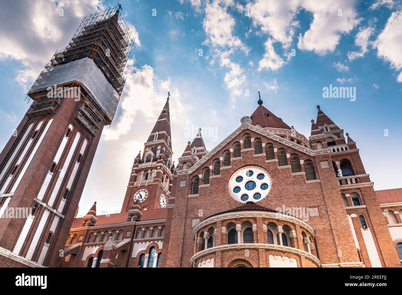 L'église votive et la cathédrale notre-Dame de Hongrie sont une église à deux branches à Szeged. Il se trouve sur la place Dóm à côté de la tour Dömötör. Banque D'Images