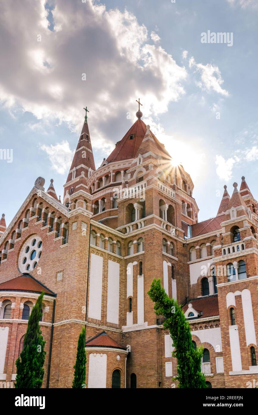 L'église votive et la cathédrale notre-Dame de Hongrie sont une église à deux branches à Szeged. Il se trouve sur la place Dóm à côté de la tour Dömötör. Banque D'Images
