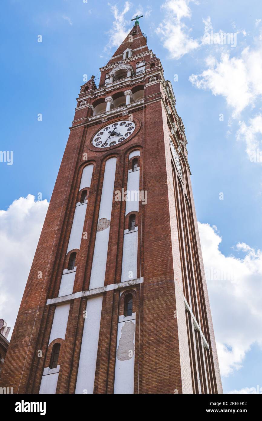 L'église votive et la cathédrale notre-Dame de Hongrie sont une église à deux branches à Szeged. Il se trouve sur la place Dóm à côté de la tour Dömötör. Banque D'Images