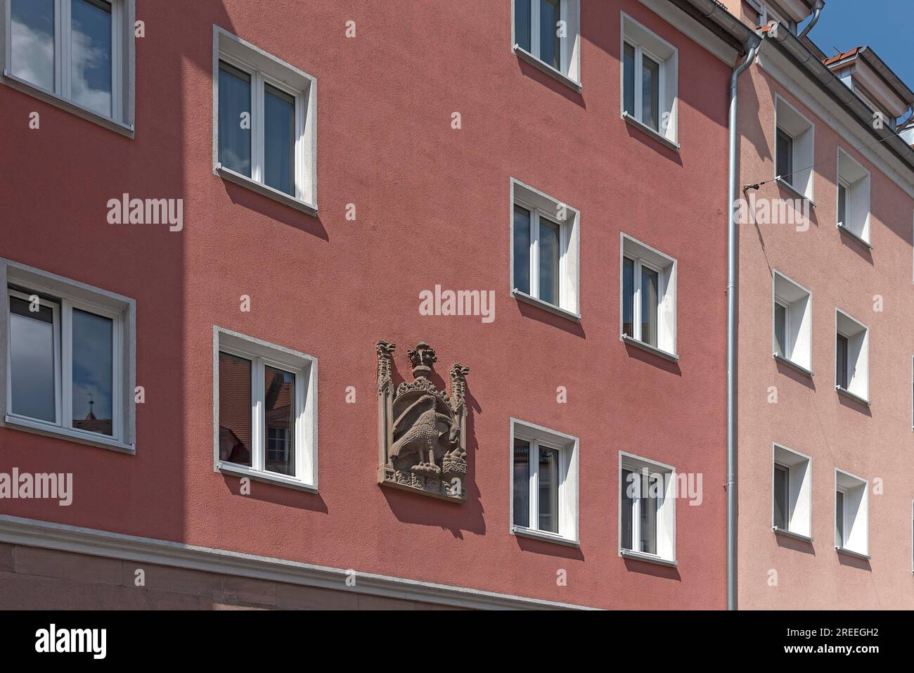 Signe de maison, relief, aigle nourrissant ses petits dans le nid, Bergstr. 13 ud 15, Nuremberg, moyenne-Franconie, Bavière, Allemagne Banque D'Images