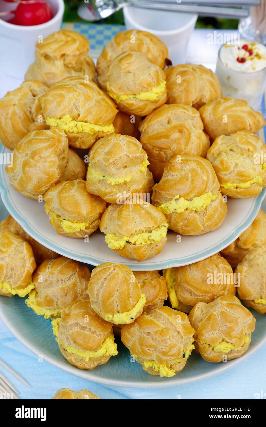 Cuisine souabe, mini choux à la crème garnis de fromage à la crème de chèvre, écheveaux au fromage à la crème, profiterole arrangée sur assiette, sablés, gâteaux au four Banque D'Images