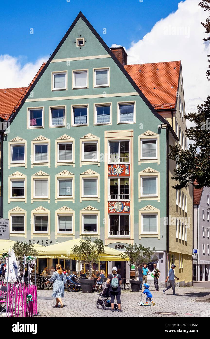 Maison à pignon pointu avec des fresques sur la place de la mairie, Kempten, Allgaeu, Bavière, Allemagne Banque D'Images