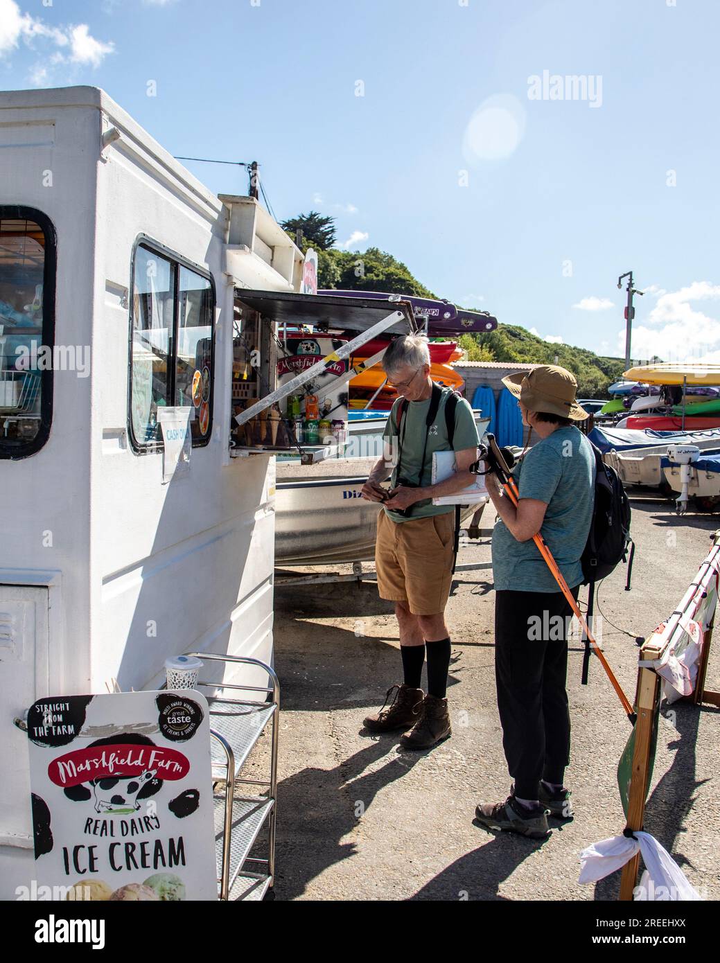 Touristes Acheter des glaces à CWM-YR-Eglwys Pembrokeshire Wales UK Banque D'Images
