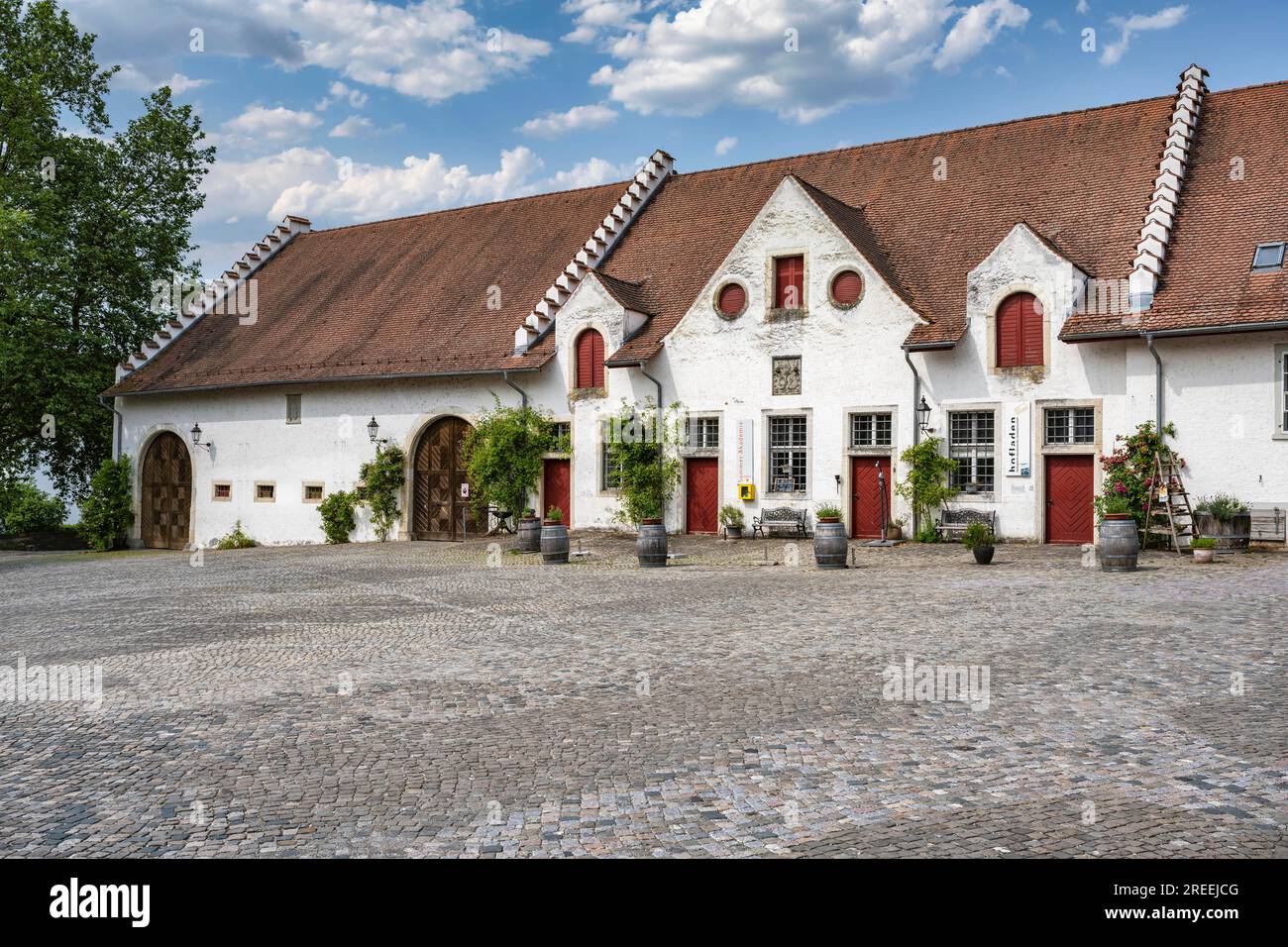 Anciennes granges de monastère sur la place du monastère de l'ancienne abbaye bénédictine, Rheinau, Andelfingen, Canton Zurich, Suisse Banque D'Images