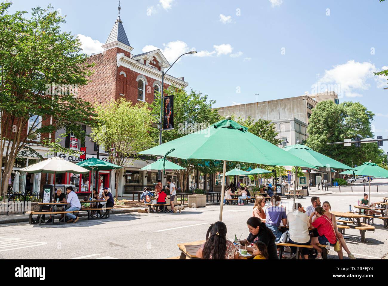 Athens Géorgie, College Avenue, restaurants, dîner à l'extérieur, café-bistro décontracté, plein air, parasols extérieurs, ami de la famille Banque D'Images