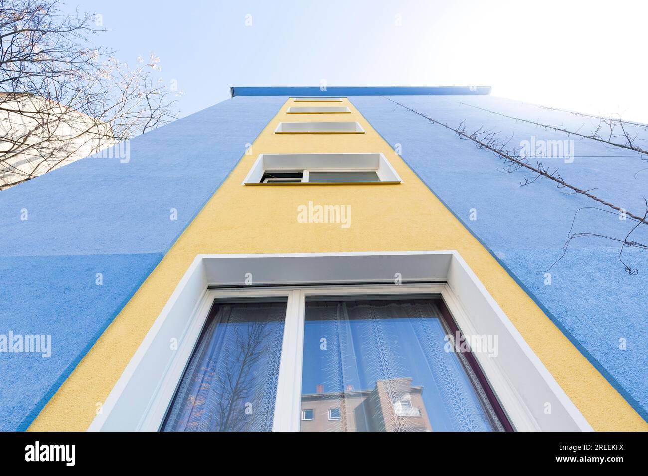Façade bleue et jaune d'une maison d'appartements Banque D'Images