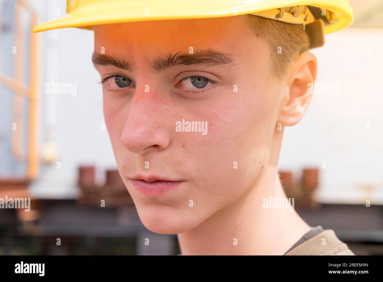 Portrait d'un jeune homme avec casque de sécurité jaune Banque D'Images