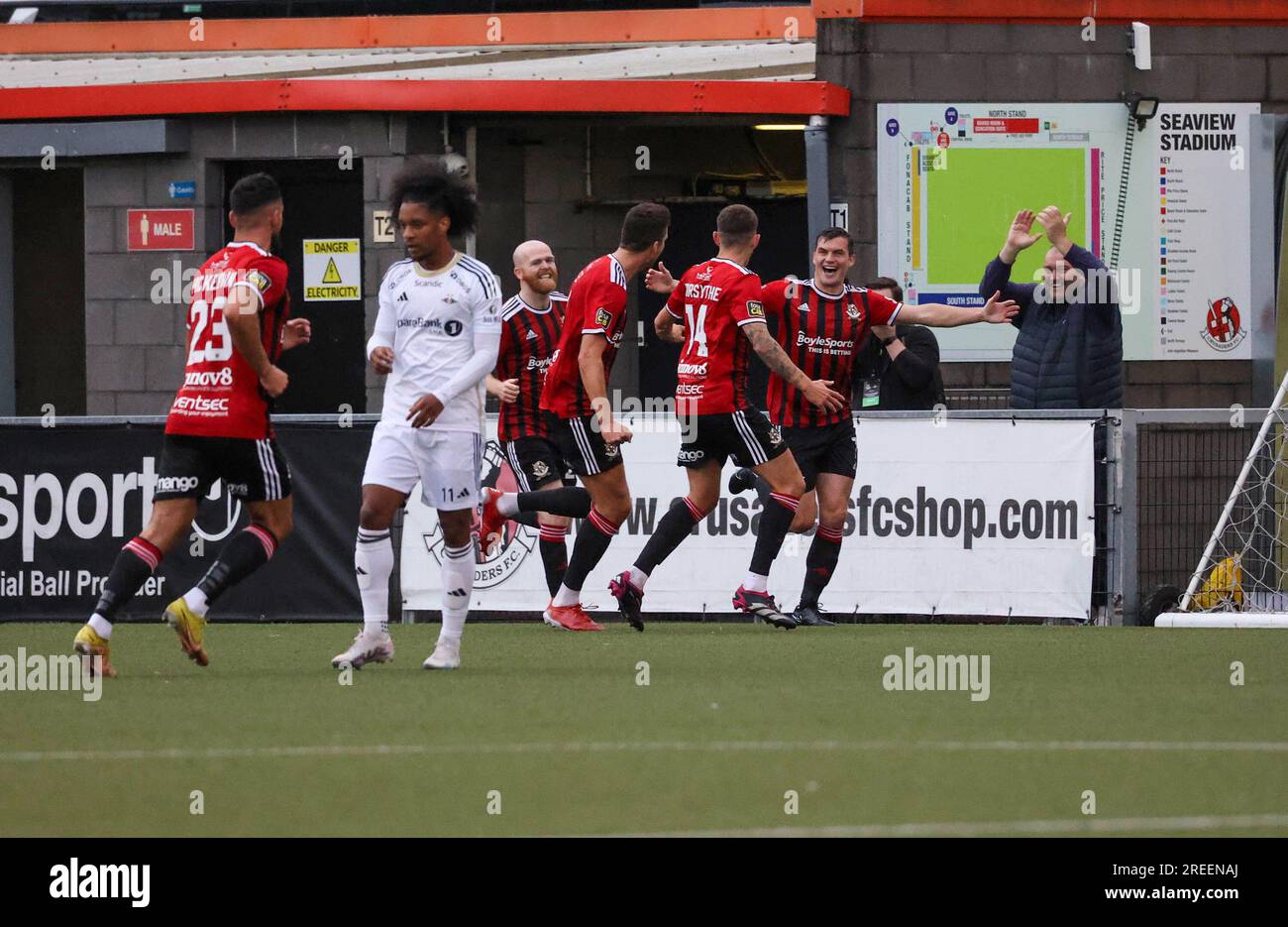 Seaview Stadium, Belfast, Irlande du Nord, Royaume-Uni. 27 Jul 2023. UEFA Europa Conference League deuxième tour de qualification (première étape) – Crusaders v Rosenborg. Action du match de ce soir à Seaview. Les Crusaders vont 1-0 devant Philip Lowry (7). (Croisés en rouge). Crédit : CAZIMB/Alamy Live News. Banque D'Images