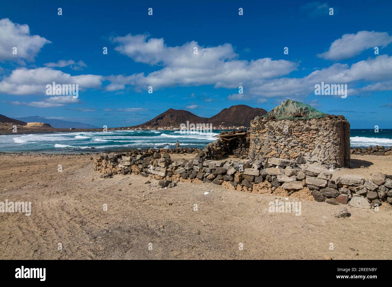 Cône Vulcanique, plage avec galets et petite ruine. San Vincente. Cabo Verde. Afrique Banque D'Images