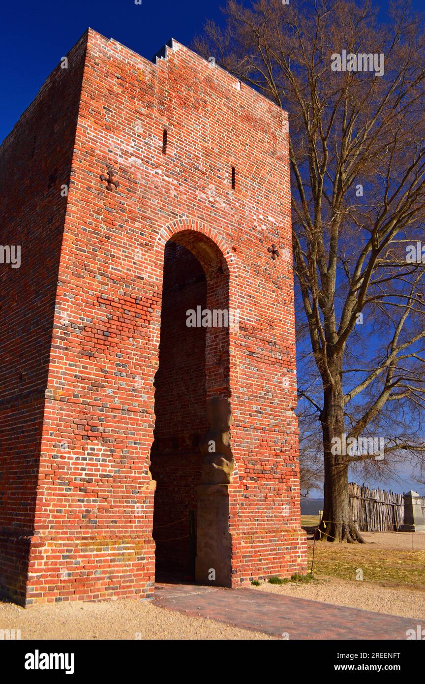 Une église en briques simples se dresse sur la colonie originale de Jamestown en Virginie Banque D'Images