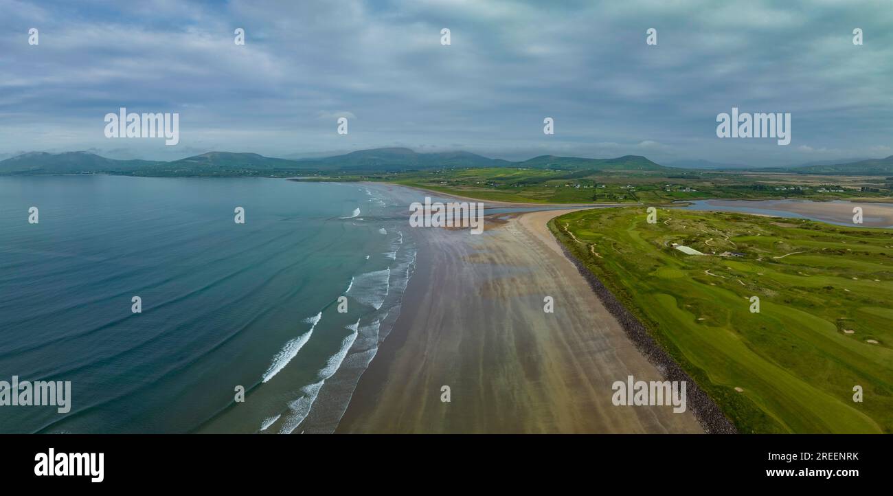 Ballinskelligs Bay, plage de sable, Waterville, Ring of Kerry, drone shot, Kerry, Irlande Banque D'Images