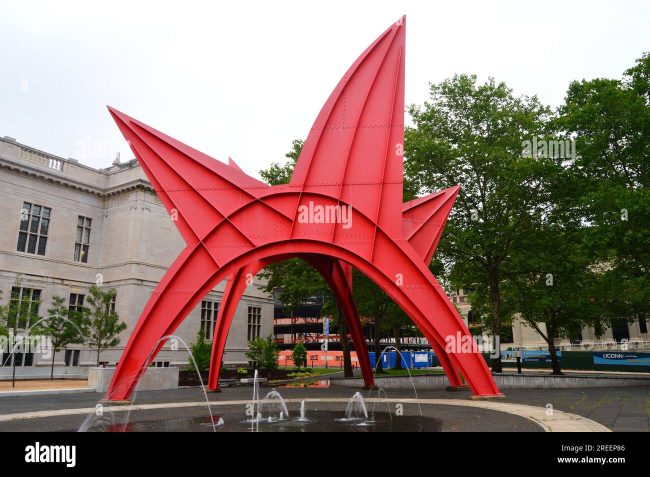 La sculpture Stegosaurus d’Alexander Calder se dresse sur une place publique à Hartford, Connecticut Banque D'Images