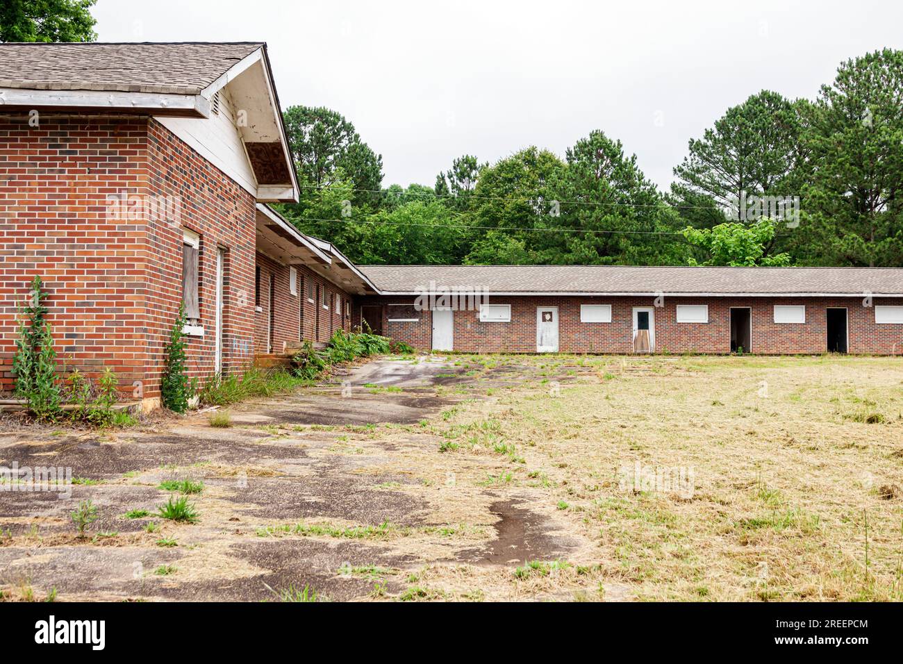 Commerce Géorgie, ancien motel en bord de route, vacant abandonné vide inoccupé se détériorant Banque D'Images