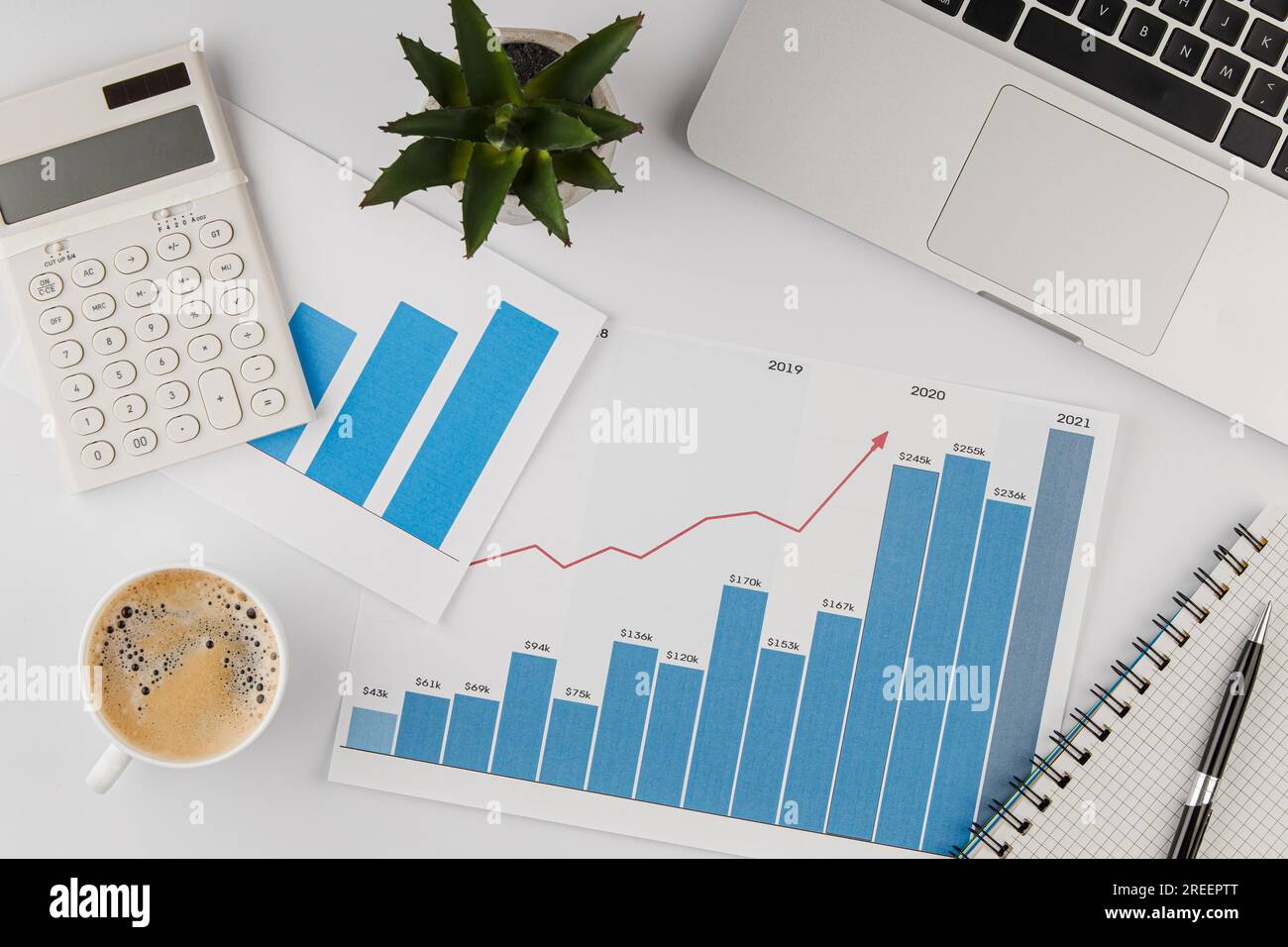 Bureau avec vue de dessus et tasse à café à diagramme de croissance. Résolution et haute qualité belle photo Banque D'Images