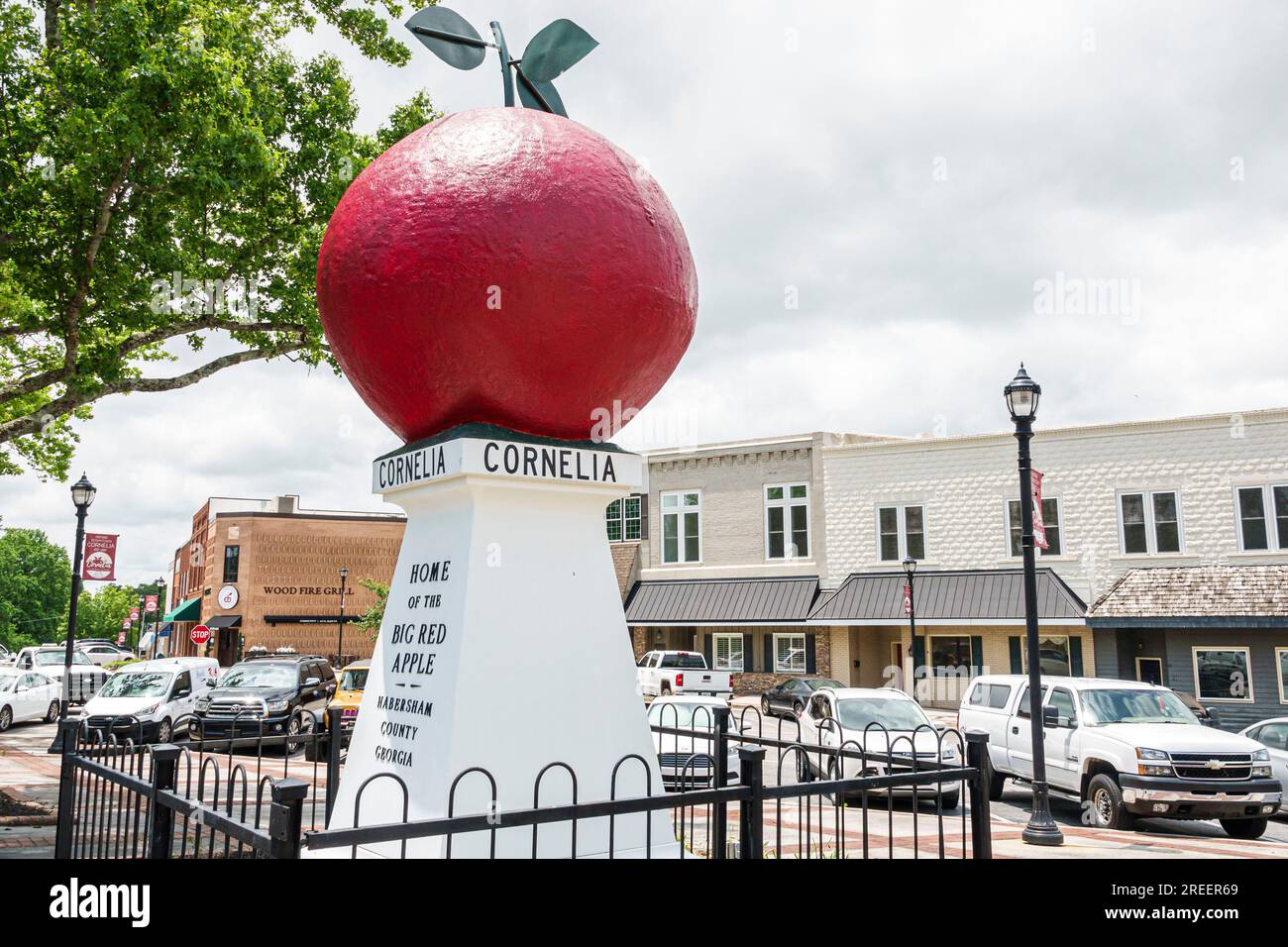 Cornelia Géorgie, petite ville, bâtiments rénovés centre-ville historique, quartier des affaires, quartier des restaurants, Big Red Apple monument, ancienne pomme de culture a Banque D'Images